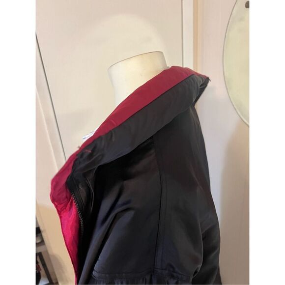 MycraPac-One Shiny Raspberry to Black Reversible Raincoat with Zip Away Hood Stu - Picture 7 of 9